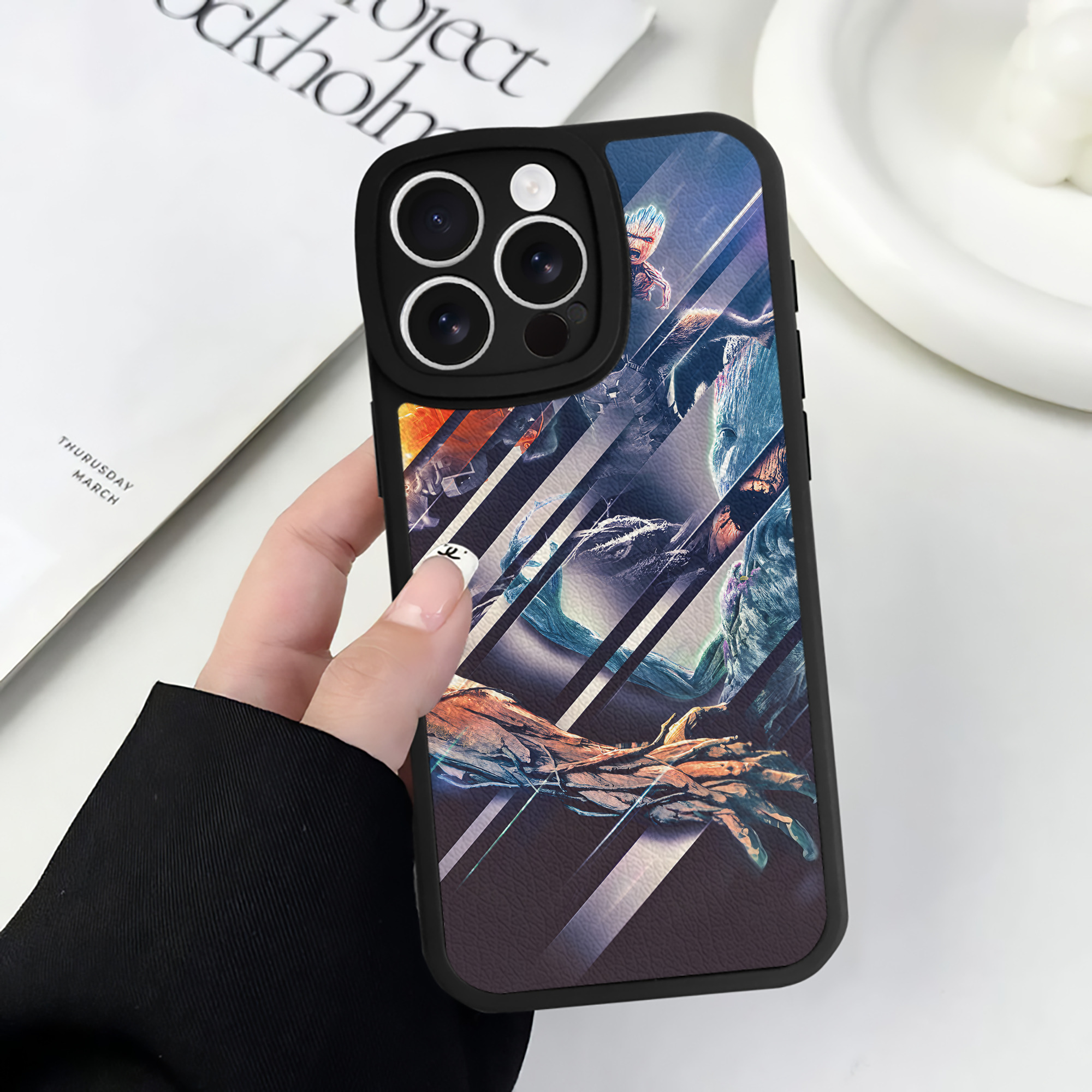 （画像用） アベンジャーズ The Avengers 【iPhone 16シリーズ対応】シリコンスマホケース（レザー調） 材質：シリコン